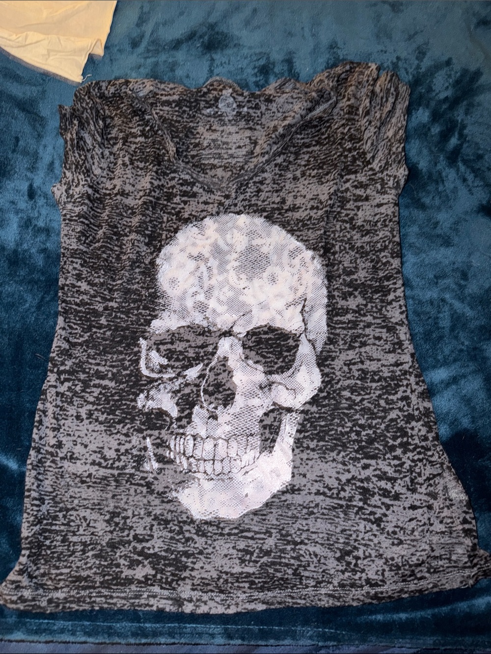 Women's Gray Skull Graphic Tee - Gray